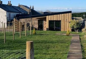 The CowShed Cottage - Beautiful Location allows 18 year olds to book a room