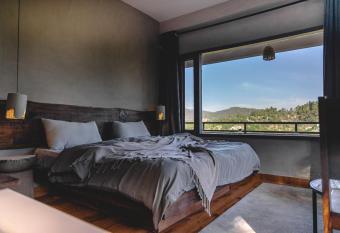 ECSTASY CAFE AND ROOMS BY THHPSOCIETY has rooms with a private hot tub