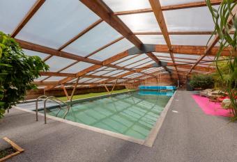 Gite Piscine Priv  e Couverte pour20 has Balcony rooms