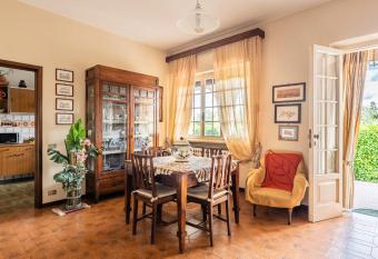 Tea Rose House has Smoking/Balcony rooms