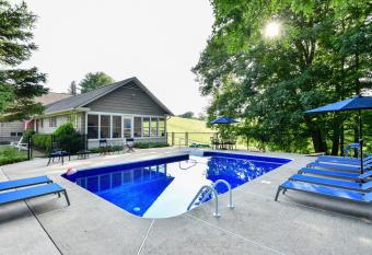 Old Litchfield, Washington CT has Balcony rooms