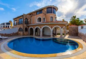 Sleeps 6, Stylish Designed Villa - AWZ 288 allows 18 year olds to book a room