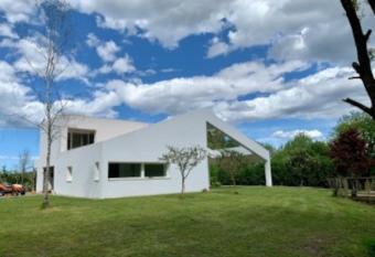 BASOANGYM Villa con jardin y bosque centenario allows 18 year olds to book a room