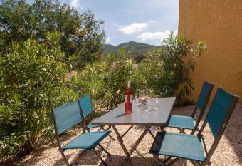 Entre Monts et Vermeille has Balcony rooms