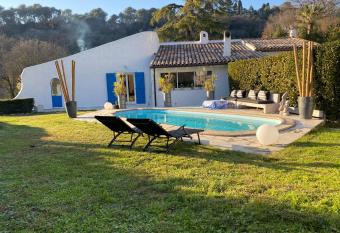 La petite maison bleue allows 18 year olds to book a room