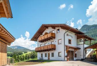 Morodeserhof Apt B  hlen 2 has Balcony rooms