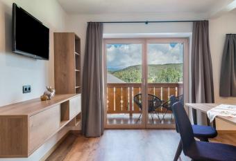 Morodeserhof Apt B  hlen 1 has Balcony rooms