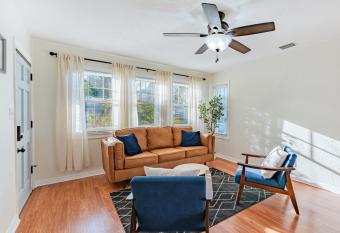 Trendzy Suite w/ King Bed and a Walk to Starbucks has rooms with a private hot tub