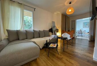 Appartement cosy avec terrasse proche de la mer has Balcony rooms