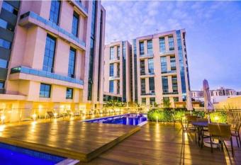 Studio Aisiki - Apartamento em Bras  lia has rooms with a private hot tub