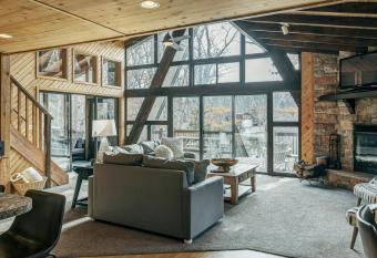 1717 Lakeside Chalet has Balcony rooms