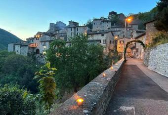 appartamento storico Valle San Martino di Spoleto has Balcony rooms