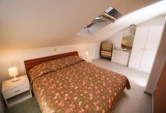 Sunrise Apartments 2 has rooms with a private hot tub