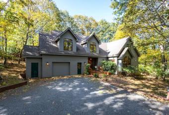 Book SpringSummer Luxury House at Wintergreen has Balcony rooms