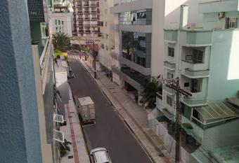 Apartamento 3 quartos 50M da Praia has Balcony rooms