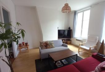 Le L  on allows 18 year olds to book a room