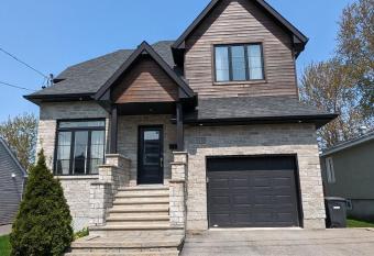 Detached House has rooms with a private hot tub