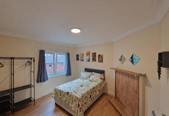 Large 3 bedroom apartment ideal for groups allows 18 year olds to book a room