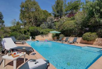 Villa des Fontenelles allows 18 year olds to book a room