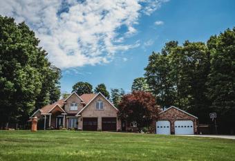 Entire House with Resort LifeStyle. has rooms with a private hot tub