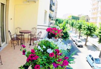3 bedrooms appartement with furnished balcony and wifi at Acireale 1 km away from the beach has Balcony rooms