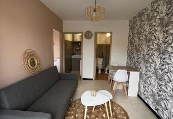 magnifique appartement au bord de l eau has Balcony rooms