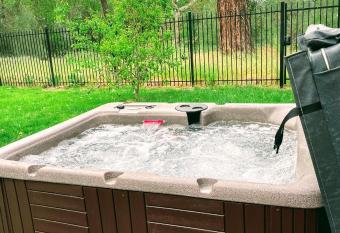 Chico Creek House has rooms with a private hot tub