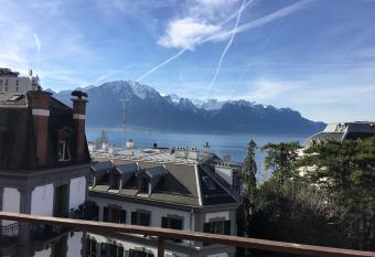 Loft with rooftop, stunning view of the lake! allows 18 year olds to book a room