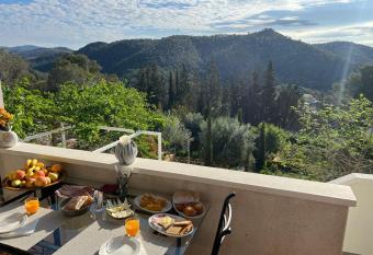 Olivella Bed&breakfast allows 18 year olds to book a room