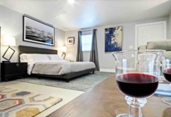 Uptown Studio Soaking Tub & Private Yard #04 allows 18 year olds to book a room