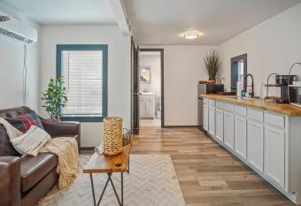 Paseo Nook Studio Private Entry & Parking #34b allows 18 year olds to book a room