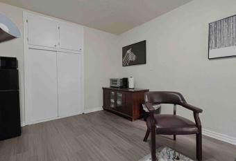 1 Bedroom Unit Near The Zoo And Science Museum allows 18 year olds to book a room