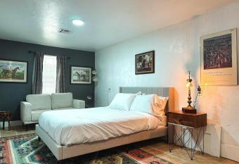 Private Studio Near The Zoo allows 18 year olds to book a room