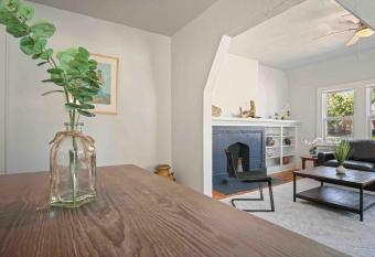 Cozy House 2 Beds Near Paseo The Art District allows 18 year olds to book a room