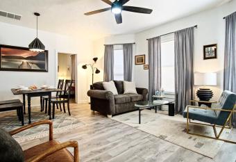 Modern Comfort 2 Bedrooms allows 18 year olds to book a room