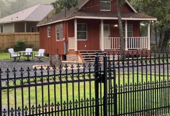 The Cedar Shack near Lake Conroe has Balcony rooms