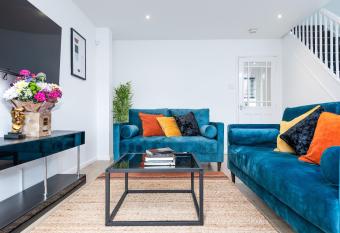 Marham Close has Balcony rooms