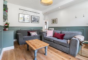 Cottage house central Harrogate has Balcony rooms