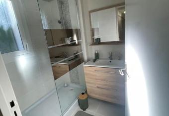 Maison avec climatisation/ a c  t   du golf has Balcony rooms