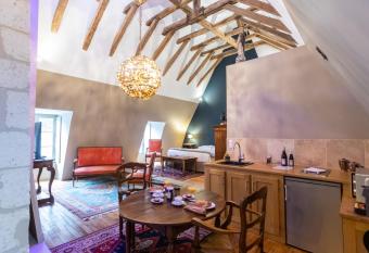 La Demeure Renaissance, l exceptionnelle charpente, chambres ind  pendantes proche cath  drale et palais Jacques C  ur - stationnement privatif allows 18 year olds to book a room