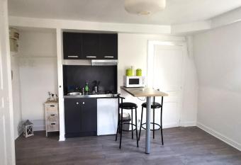 Studio de Charme aux pieds du Ch  teau de Compi  gne allows 18 year olds to book a room