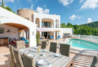 Perfect Villa with Pool allows 18 year olds to book a room