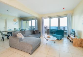 Appartement met prachtig uitzicht op zee! allows 18 year olds to book a room