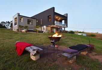 Panorama House on Stanhope - Country Elegance in the Heart of Elderslie has rooms with a private hot tub