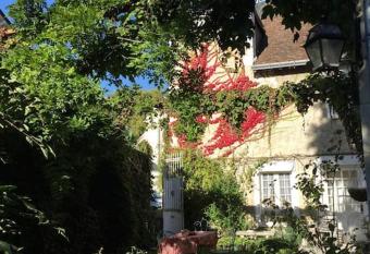 La Voli  re allows 18 year olds to book a room