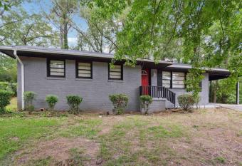Atlanta airport suite allows 18 year olds to book a room