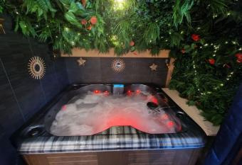 Cocon tout confort spa privatif has rooms with a private hot tub