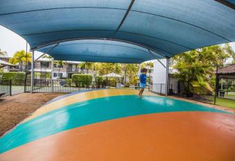 Sun Drenched Unit in Noosaville has rooms with a private hot tub