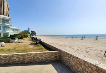 Wohnung mit Pool und Privatstrand has Balcony rooms