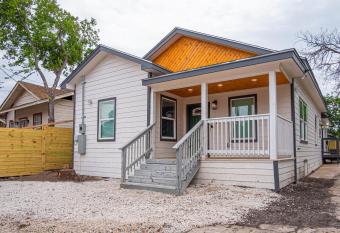 Your Dream Stay 4br2ba Near Downtown Riverwalk has Balcony rooms